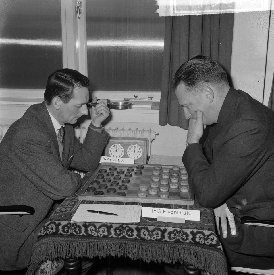 Kampioenschappen dammen in De Kroon , links W. de Jong en rechts ir. G. E. van, Bestanddeelnr 917-5810