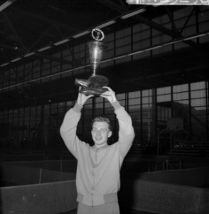 Kampioenschap Tafeltennis in de Energiehal te Rotterdam Bert Onnes met de beker, Bestanddeelnr 912-3256