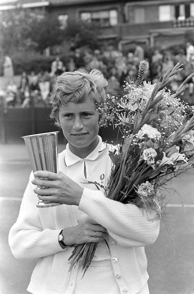 Kampioenschap Tennis op Metsbanen, Trudy Groenman met bloemen en beker, Bestanddeelnr 919-4475