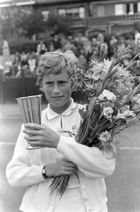 Kampioenschap Tennis op Metsbanen, Trudy Groenman met bloemen en beker, Bestanddeelnr 919-4475