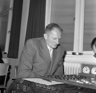 Kampioenschappen dammen in De Kroon , M. Boonstra achter dambord, Bestanddeelnr 917-5813