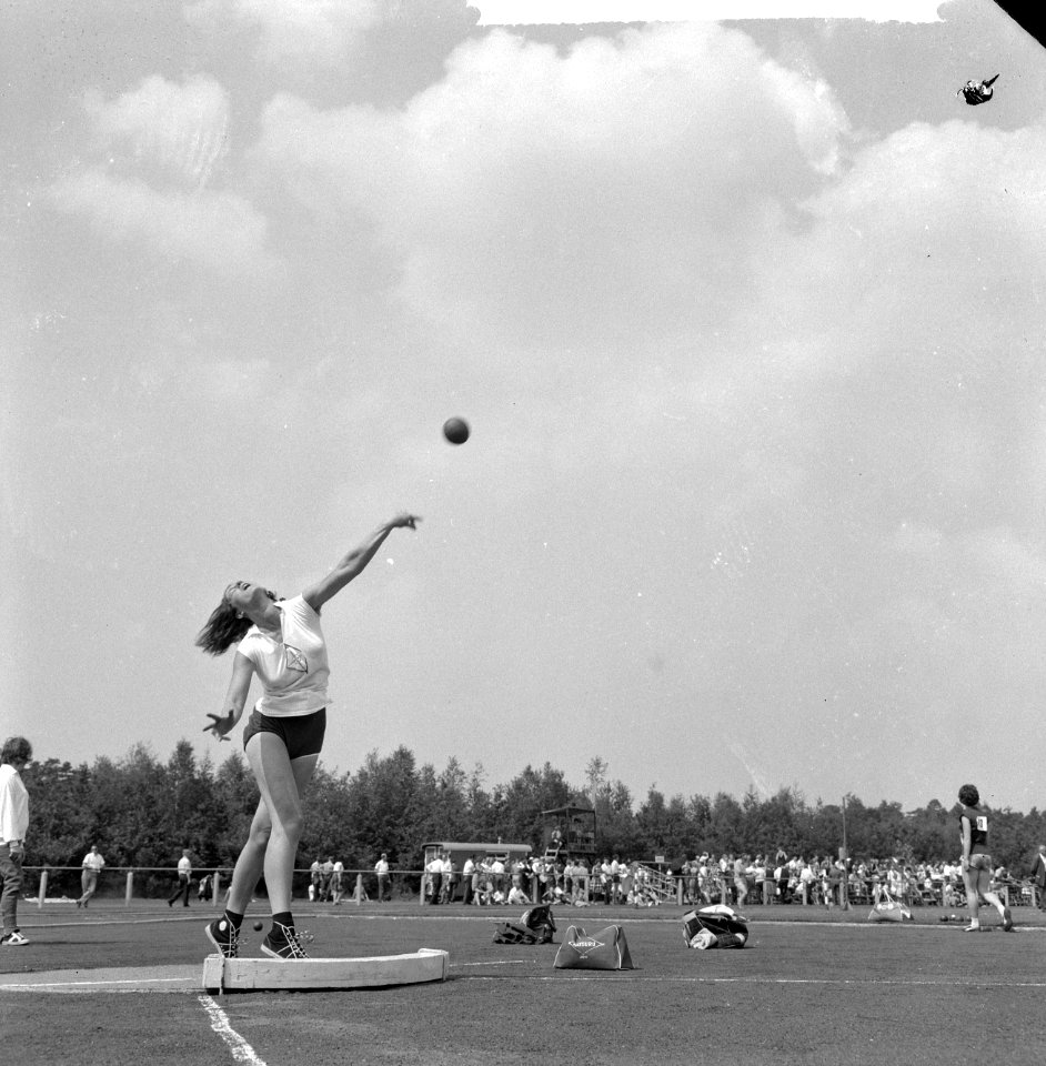 Kampioenschappen atletiek te Apeldoorn, Corrie van Wijk in actie tijdens kogelst, Bestanddeelnr 916-6842