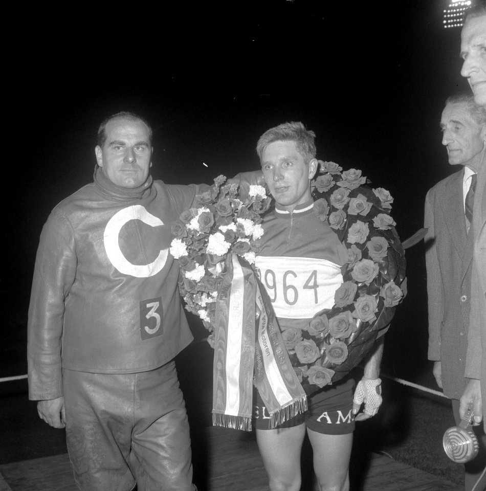Kampioenschappen op de baan voor profs in Olympisch Stadion , H Marinus en Nopp, Bestanddeelnr 916-7011