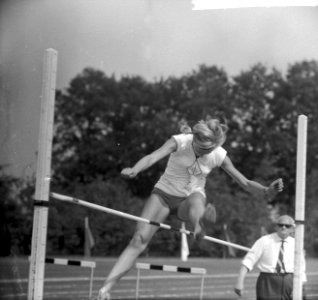 Kampioenschappen atletiek te Apeldoorn, M Thomas in actie bij het hoogspringen, Bestanddeelnr 916-6841
