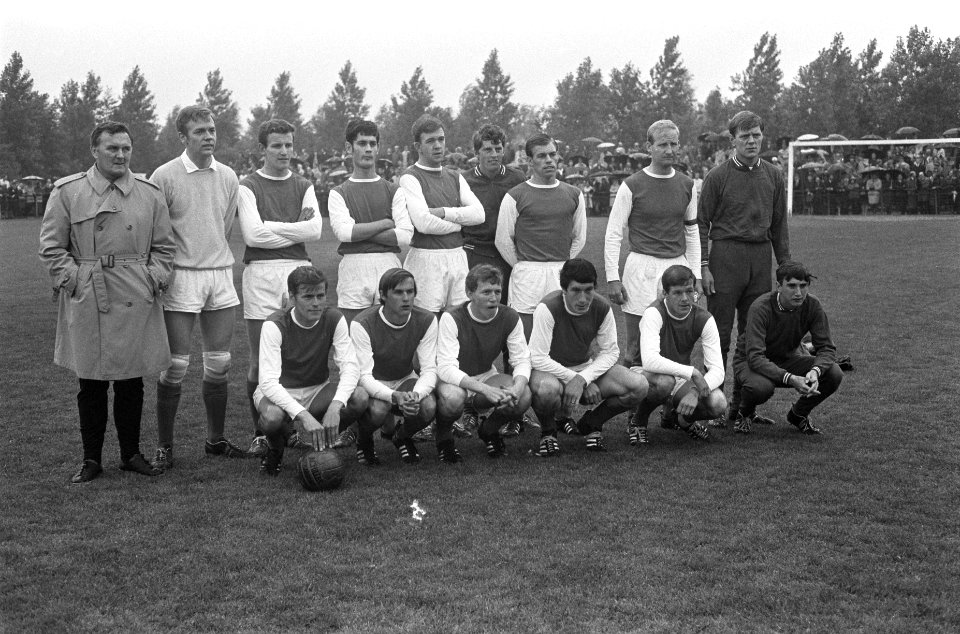 Kampioenschap Zondag-Amateurs. DCG-UVS 2-3. Elftal DCG Pelser, de Rijk, Kramer,, Bestanddeelnr 921-4925