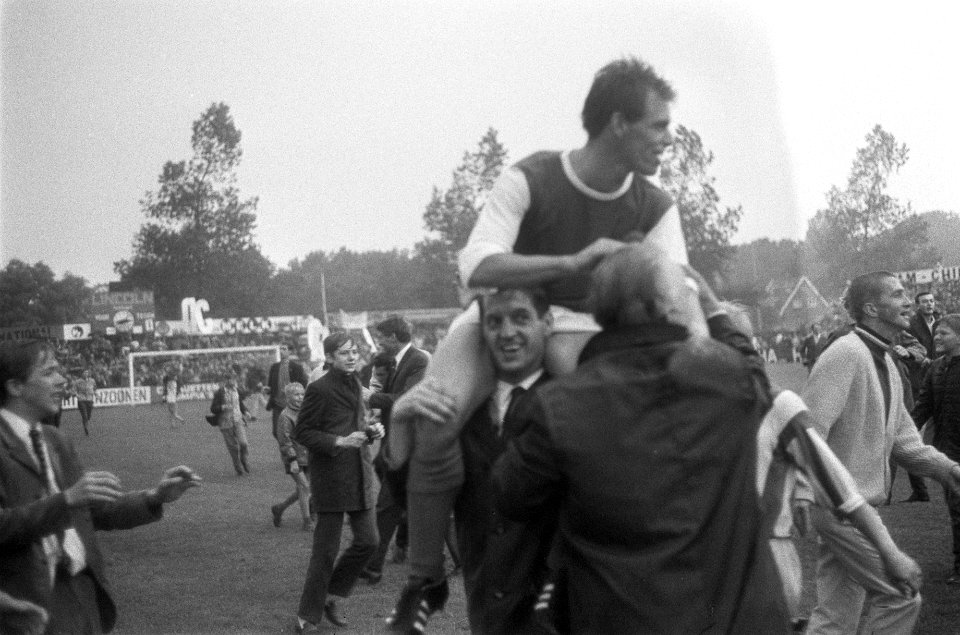 Kampioenschap Zondag-Amateurs, DCG wint met 2-1 van UVS. Spelers op schouders su, Bestanddeelnr 921-5019