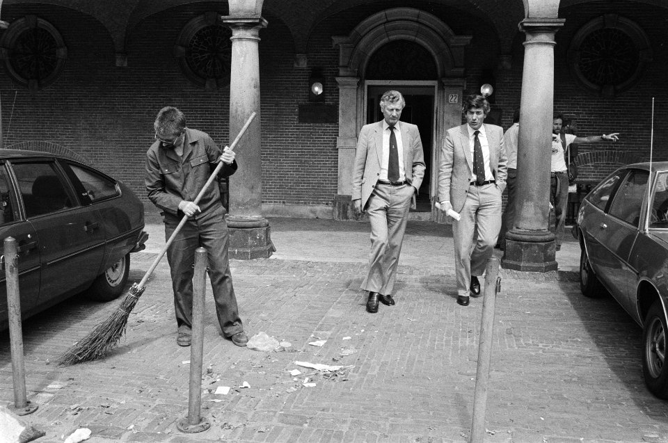 Kabinetsformatie 1981 de informateurs De Koning en Lubbers verlaten de vergadering voor een lunch, Bestanddeelnr 931-5464