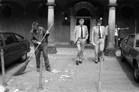 Kabinetsformatie 1981 de informateurs De Koning en Lubbers verlaten de vergadering voor een lunch, Bestanddeelnr 931-5464