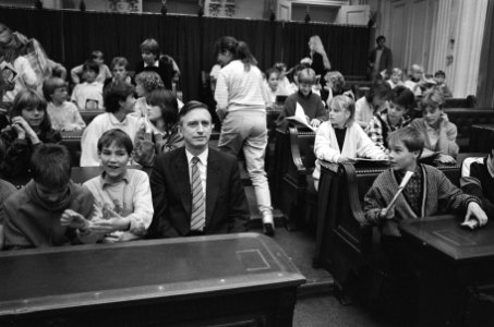 Kamervoorzitter Dolman 1ste ex. Politiek De moeite waard aan groep schoolkinder, Bestanddeelnr 933-4605