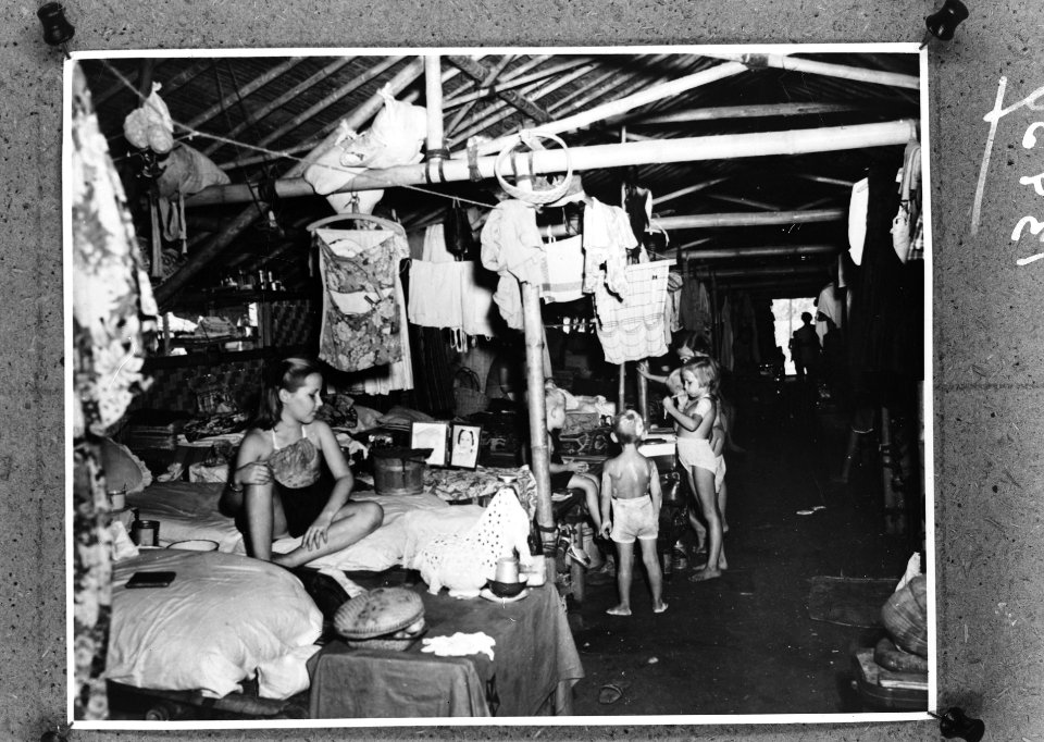 Kampong Makassar in Batavia. Europeaanse vrouwen en kinderen In de slaapruimten, Bestanddeelnr 901-3439