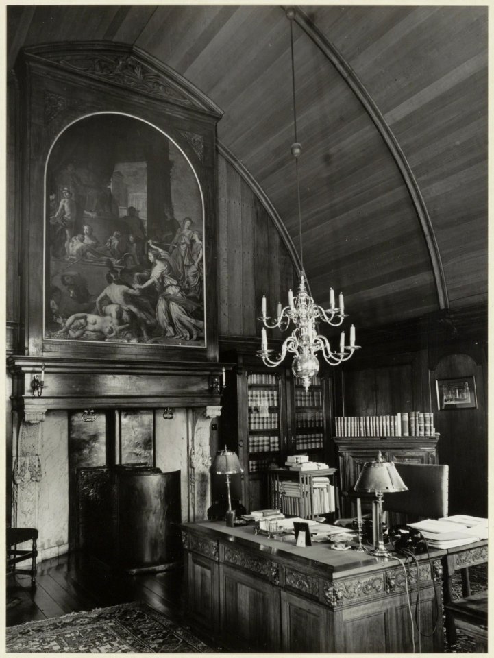 Kamer van de gemeentesecretaris met schouw en bureau. NL-HlmNHA 54004684