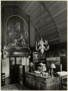 Kamer van de gemeentesecretaris met schouw en bureau. NL-HlmNHA 54004684