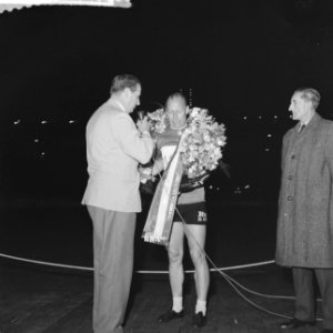 Kampioenschappen van Nederland op de baan Jan Derksen ontroerd en dr P van Di, Bestanddeelnr 912-5466