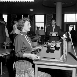 Kampioenschap machineschrijven in de Houtrusthal in Den Haag, Bestanddeelnr 908-9923