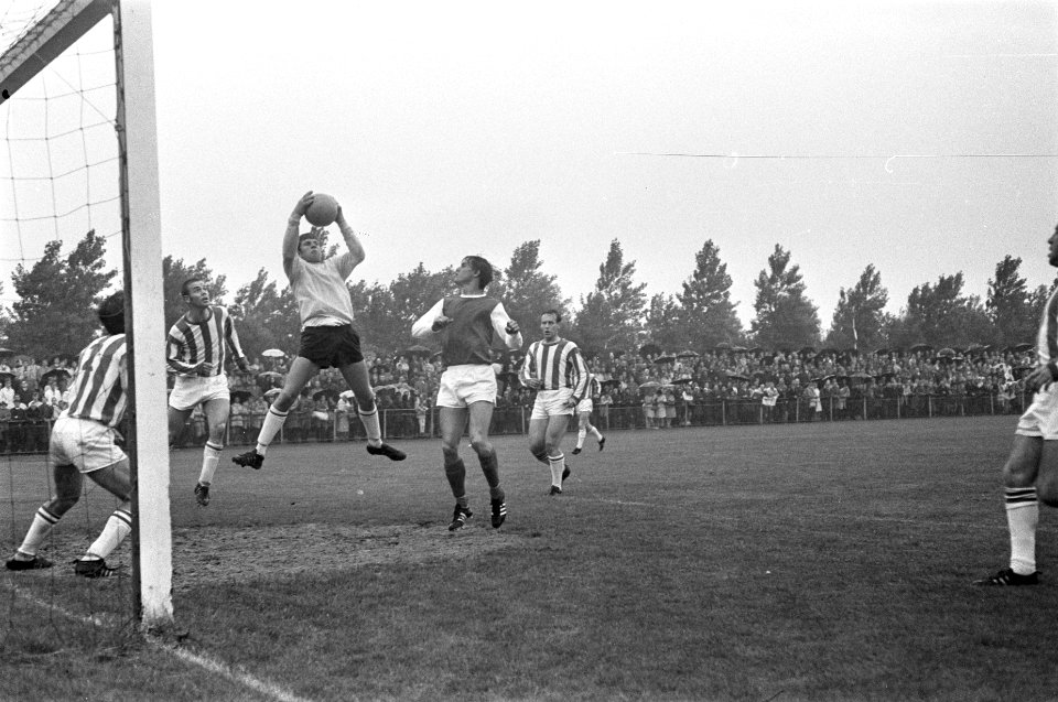 Kampioenschap Zondag-Amateurs. DCG tegen UVS 2-3. Keeper Sloos (UVS) onderschept, Bestanddeelnr 921-4922