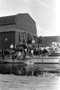 Kampioenschap polstokverspringen in Winsum, Friesland, Bestanddeelnr 923-7565