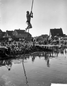 Kampioenschap van Nederlandse polstokverspringen in Apeldoorn, H Roorda uit Vro, Bestanddeelnr 910-6487