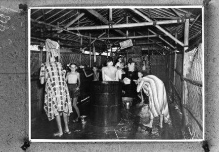 Kampong Makassar Batavia. Europeaanse vrouwen en kinderen tijdens het mandiën, Bestanddeelnr 901-3449