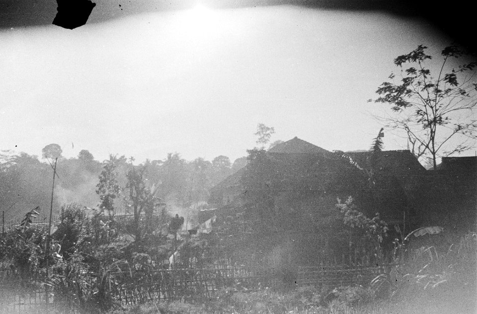 Kampong. rookwolken stijgen op, Bestanddeelnr 1588-5-4