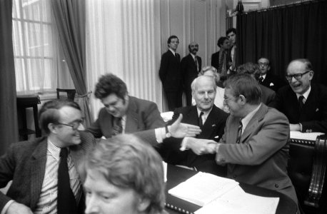 Kamerlid Van Dijk (rechts, VVD) krijgt felicitaties, Bestanddeelnr 927-0159