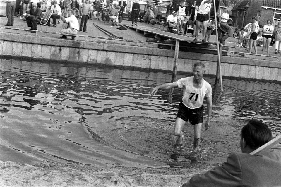 Kampioenschap polstokverspringen in Winsum, Friesland, Bestanddeelnr 923-7566