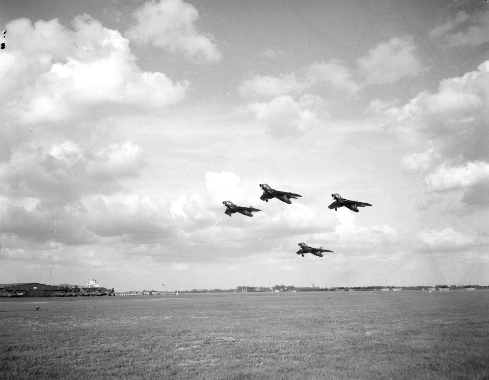 Kampioenschap stuntvliegen op basis Gilze-Rijen Stuntteam glosters Hawkershunte, Bestanddeelnr 908-8905