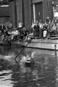 Kampioenschap polstokverspringen in Winsum, Friesland Woudstra valt in water, Bestanddeelnr 923-7560