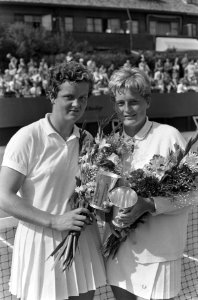 Kampioenschap Tennis op Metsbanen, de dames dubbel Betty Stove en Elly Kroche ka, Bestanddeelnr 919-4448
