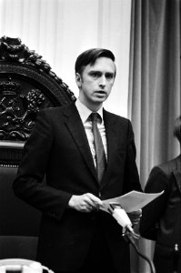 Kamervoorzitter Dolman aan het woord tijdens de herdenking, Bestanddeelnr 930-5523
