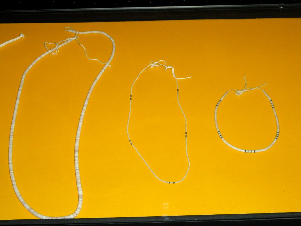 Kalapalo necklaces - Memorial dos Povos Indígenas - Brasilia - DSC00582