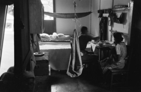 Kamer van een KNIL-gezin op een kazerne, Bestanddeelnr 462-4-1