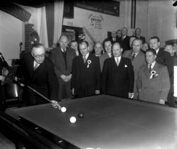 Kampioenschap van Nederland biljarten Burgemeester Van Walsum van Delft doet ee, Bestanddeelnr 904-4145