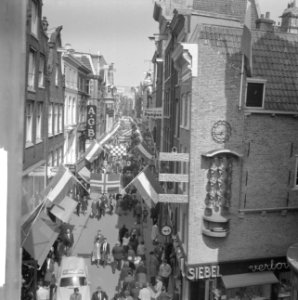 Kalverstraat vlagt in verband met Koninklijk feest, Bestanddeelnr 913-8016