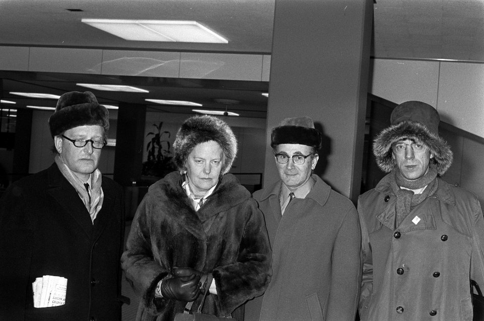 Kamerleden terug op Schiphol van interparlementaire conferentie in Helsinki, v.l, Bestanddeelnr 926-1957