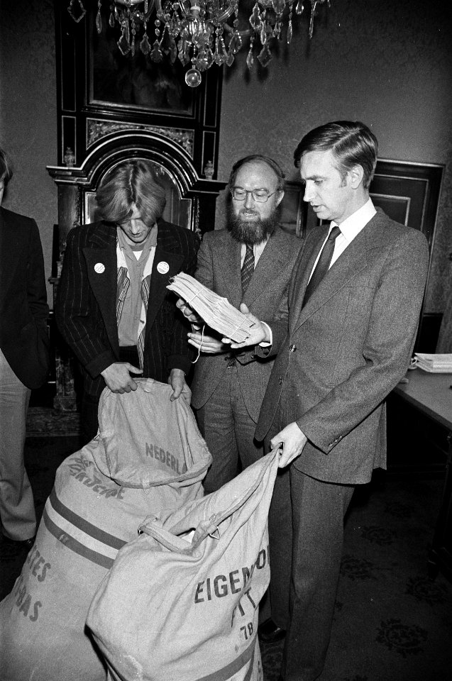Kamervoorzitter Dick Dolman (r) ontvangt handtekeningen van het Stutvoet comité , Bestanddeelnr 930-5704