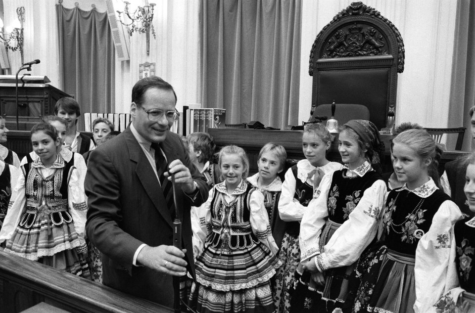 Kamervoorzitter Wim Deetman ontvangt Poolse kinderen, Bestanddeelnr 934-5010