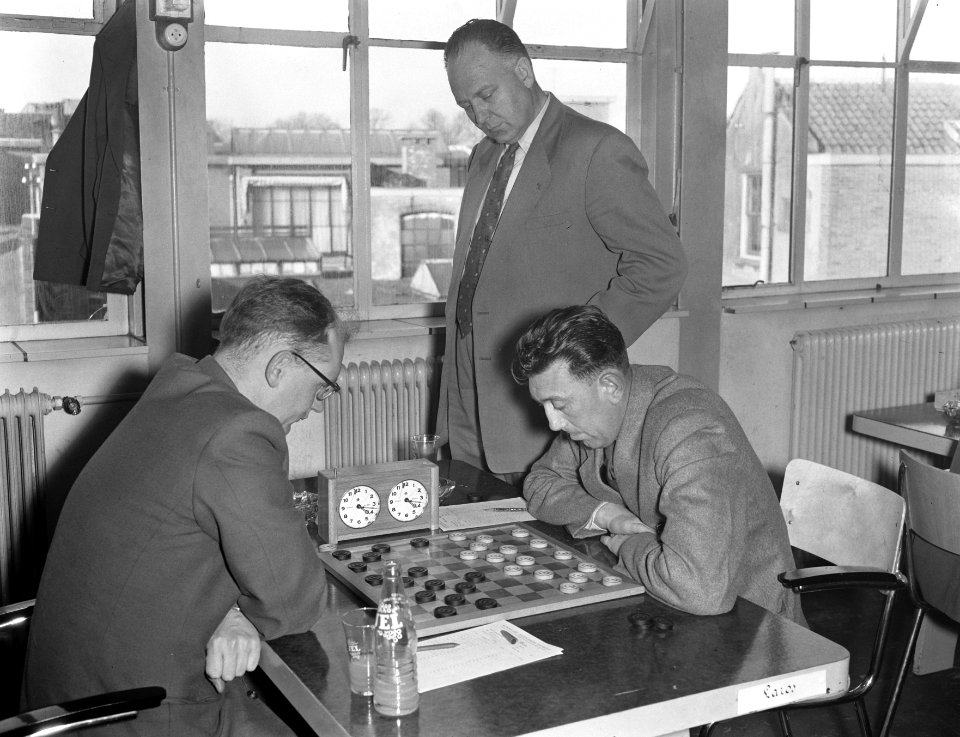 Kampioenschappen dammen Bergsma, Keller (staand), Laros, Bestanddeelnr 907-0097