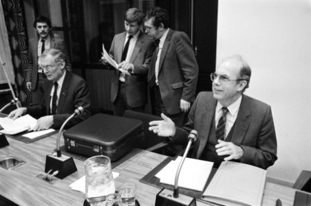 Kamerscomm Defensie in overleg met min. De Ruiter staatssecr. Van Houwelingen ov, Bestanddeelnr 933-1724
