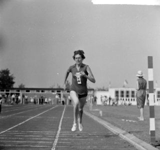 Kampioenschappen atletiek te Apeldoorn, Gerda Kraan in actie op de 800 meter, Bestanddeelnr 916-6847