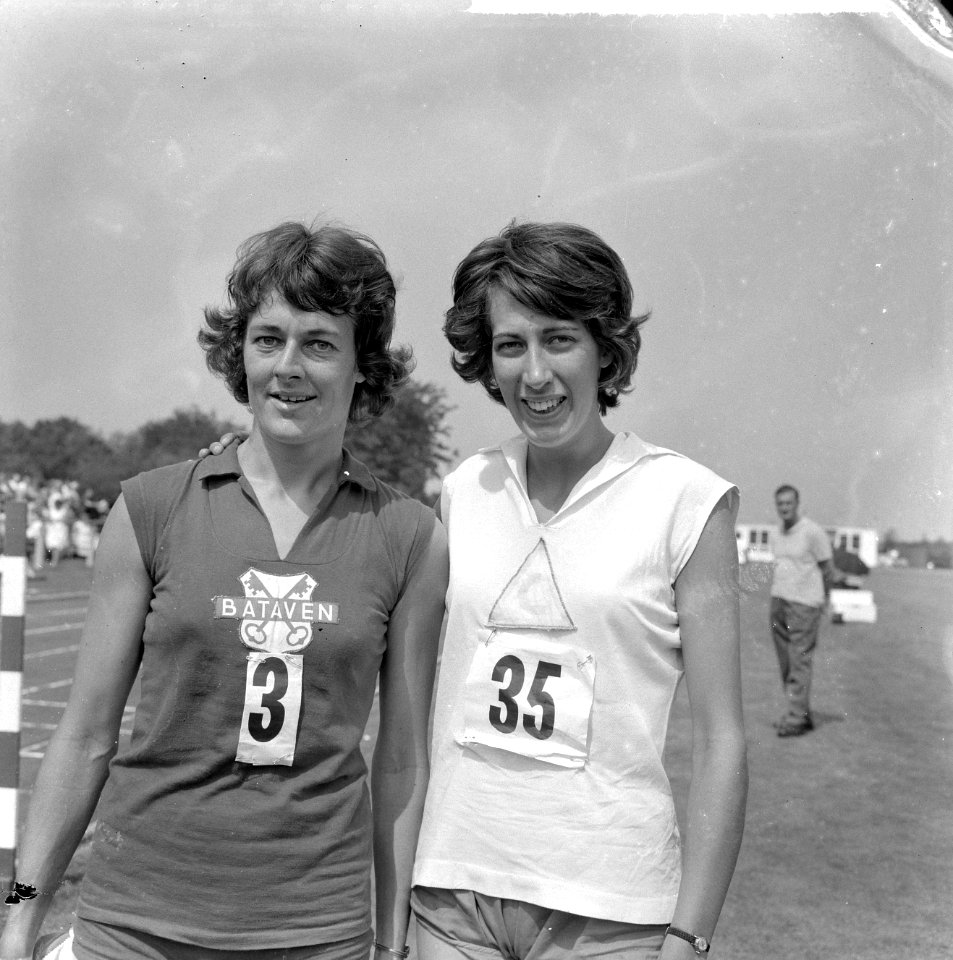 Kampioenschappen atletiek te Apeldoorn, links Gerda Kraan rechts Joke Bijleveld, Bestanddeelnr 916-6843