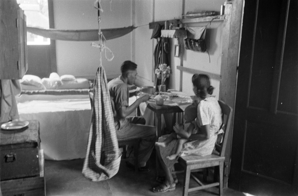 Kamer van een KNIL-gezin op een kazerne, Bestanddeelnr 462-4-2