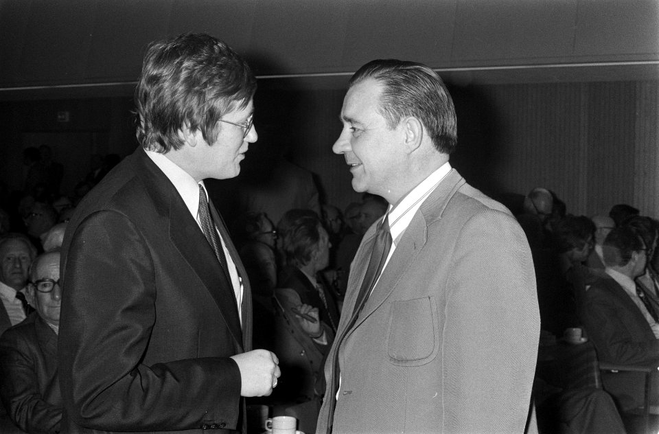 Kamerlid Wiegel en H Pors in gesprek, Bestanddeelnr 926-9704