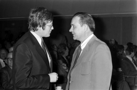 Kamerlid Wiegel en H Pors in gesprek, Bestanddeelnr 926-9704