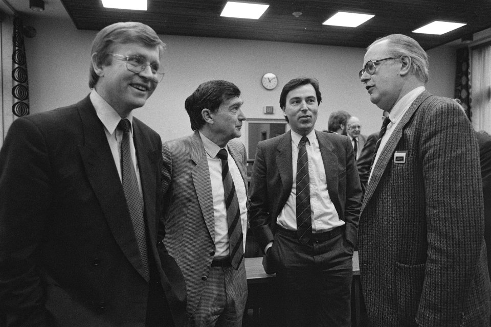 Kamercommissies over o.m. Unesco staatssecretaris Van der Linden , De Boer (CDA, Bestanddeelnr 933-8857