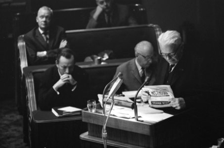 Kamerlid voor de ARP de heer Jacob Algera leest een artikel voor uit het dagblad, Bestanddeelnr 919-6398
