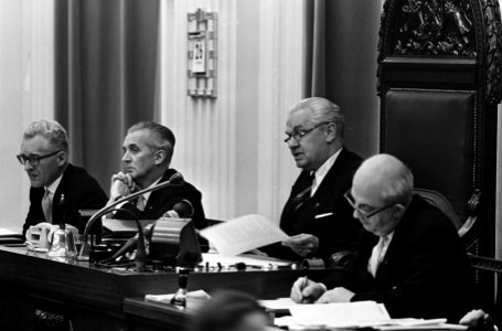 Kamervoorzitter Van Thiel (2e van rechts) tijdens het voorlezen van een brief, Bestanddeelnr 918-3641