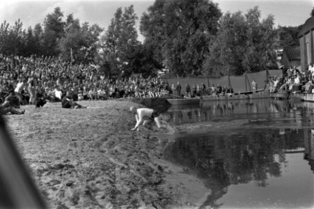 Kampioenschap polstokverspringen in Winsum, Friesland, Bestanddeelnr 923-7569