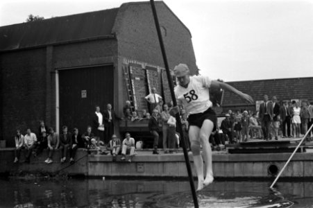 Kampioenschap polstokverspringen in Winsum, Friesland, Bestanddeelnr 923-7562