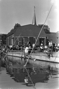 Kampioenschap polstokverspringen in Winsum, Friesland, Bestanddeelnr 923-7568