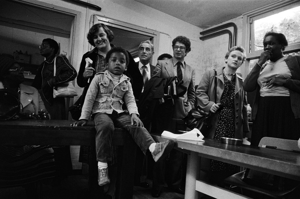 Kamercommissie Surinaamse migranten bezoekt Amsterdam rond de tafel, Bestanddeelnr 929-9167
